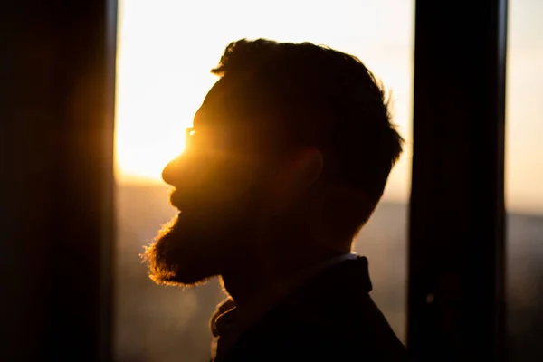 Homme Barbu Riant Contre Coucher Soleil Fenêtre — Photo