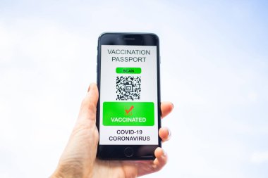 Coronavirus veya Covid-19 için sağlık aşısı pasaportu. Havaalanında Uluslararası Sertifikalı Seyahat İçin Bağışıklık Statüsünde Aşıyla Gezgin Cep Telefonu Kullanıyor