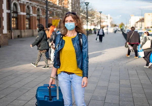 Voyageur Femme Avec Valise Portant Masque — Photo