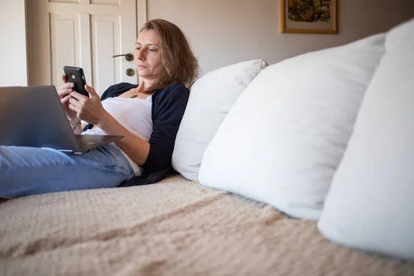 Mulher Com Laptop Sofá — Fotografia de Stock