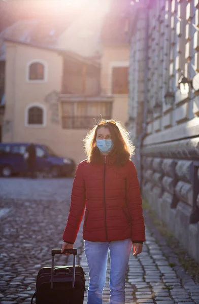 科罗纳韦病毒大流行后带着面具的城市女旅行者 — 图库照片