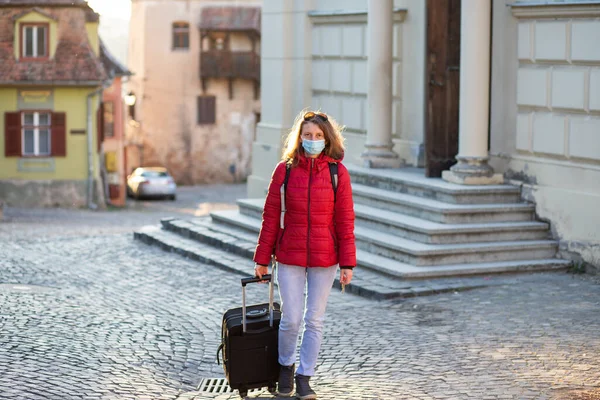 Viaggiatore Donna Con Maschera Una Città Citybreak Dopo Pandemia Coronavirus — Foto Stock