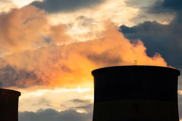 煙突の汚染や地球温暖化による工場の煙が — ストック写真