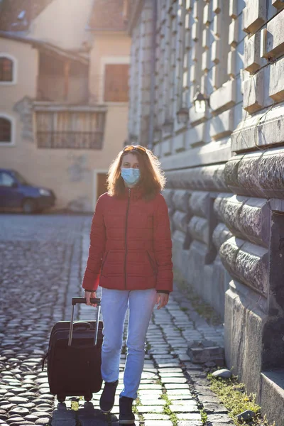 Mulher Viajante Com Máscara Uma Cidade Citybreak Após Pandemia Coronavírus — Fotografia de Stock