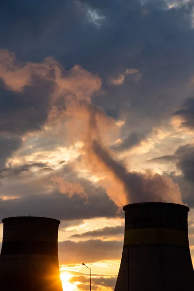 Fabriksrök Som Kommer Från Skorstensföroreningar Och Global Uppvärmning — Stockfoto