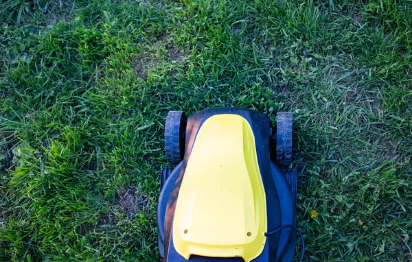 Vue Dessus Tondeuse Jaune Dans Herbe Verte — Photo