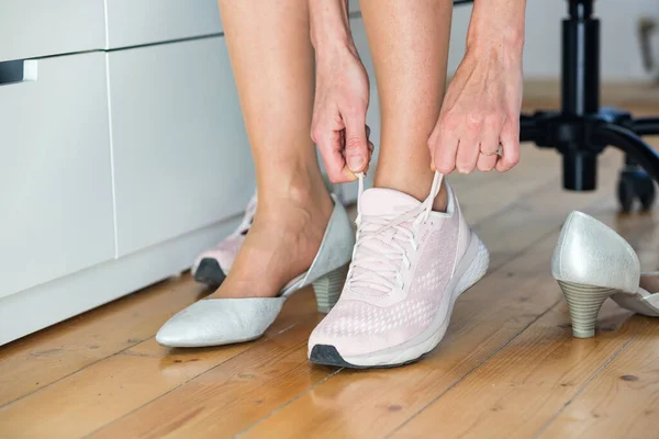 Mujer Negocios Cambiando Zapatos Deportivos — Foto de Stock