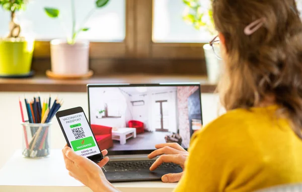 Vrouw Die Een Hotelkamer Reserveert Hevige Vaccinatie — Stockfoto