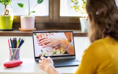 Kadın girişimci web sitesini kuruyor