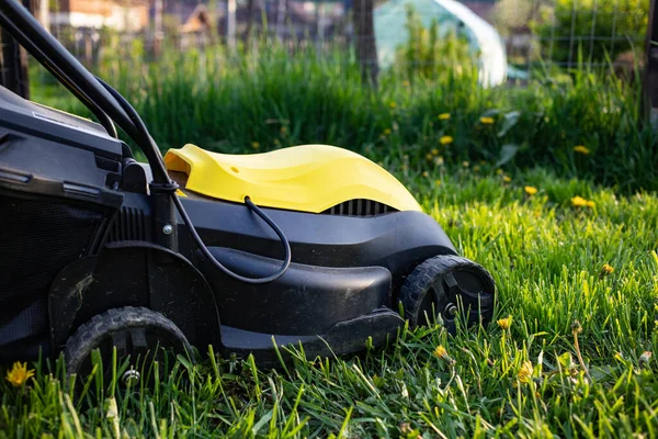 Ansicht Des Gelben Rasenmähers Grünen Gras — Stockfoto