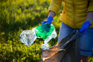 Dünya plastik çöp toplama günü gönüllüsü