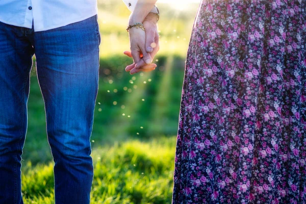 Pareja Caminando Naturaleza Atardecer Tomados Mano —  Fotos de Stock