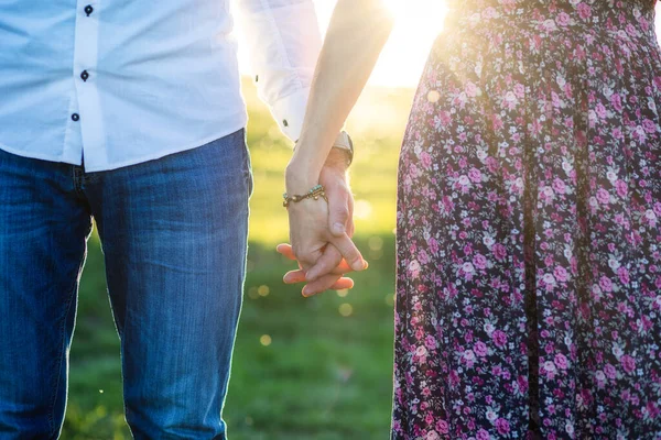 Pareja Caminando Naturaleza Atardecer Tomados Mano —  Fotos de Stock