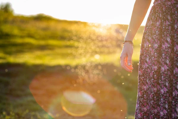 Vrouw Hand Bij Zonsondergang Genieten Van Natuur — Stockfoto
