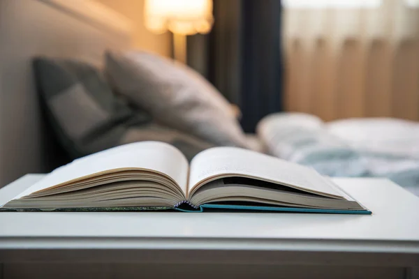 Уютная Спальня Подробно Сосредоточиться Открытой Книге — стоковое фото