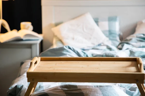 Gezellige Slaapkamer Detail Focus Houten Ontbijt Tafelblad — Stockfoto