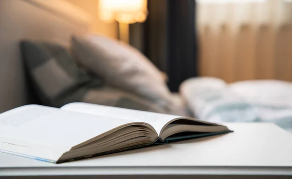 居心地の良いベッドルームの詳細オープンブックに焦点 — ストック写真