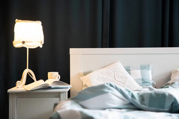 Mysiga Sovrum Detalj Med Natt Lampa — Stockfoto