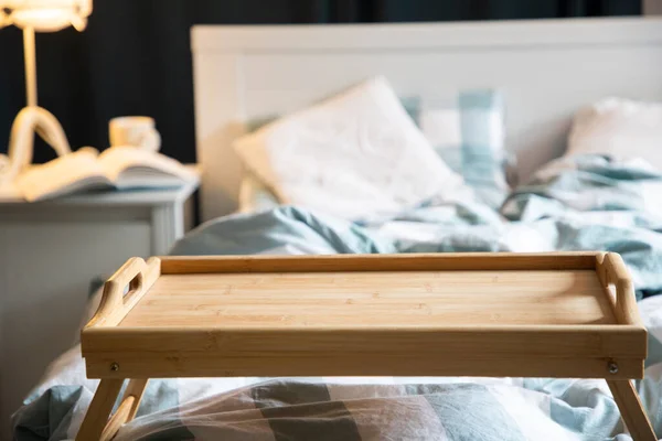 Gezellige Slaapkamer Detail Focus Houten Ontbijt Tafelblad — Stockfoto