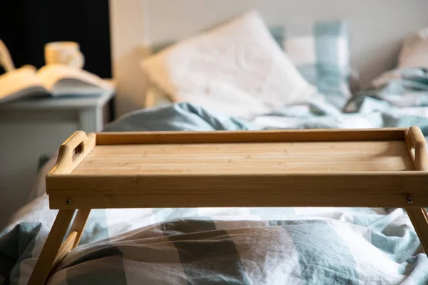 Gezellige Slaapkamer Detail Focus Houten Ontbijt Tafelblad — Stockfoto