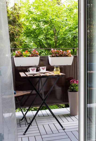 Licht Klein Appartement Terras Zomer Met Bloemen Salontafel — Stockfoto