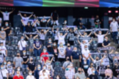 Basketbol sahasındaki kalabalığın geçmişi bulanık.