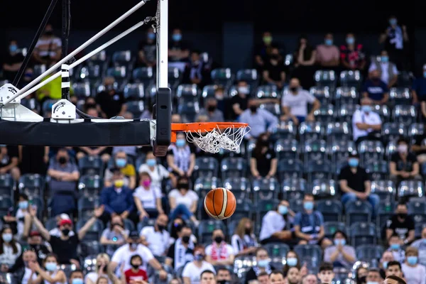 Basketbol Bir Spor Sahasında Çemberin Içinden Geçiyor — Stok fotoğraf