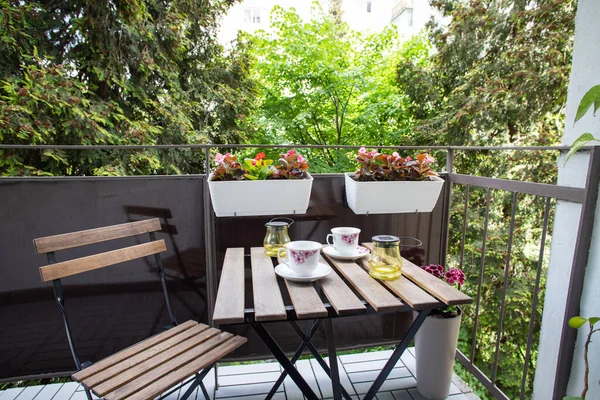 Pequeno Terraço Apartamento Brilhante Verão Com Flores Mesa Café — Fotografia de Stock