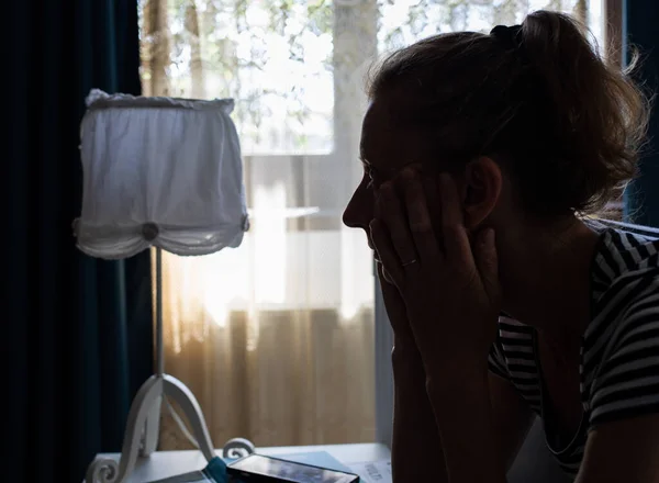 Silueta Mujer Cabecera Sosteniendo Cabeza Salud Mental —  Fotos de Stock