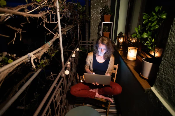 Yaz Gecesi Terasta Dizüstü Bilgisayarda Çalışan Bir Kadın — Stok fotoğraf