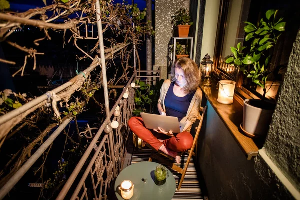Mulher Trabalhando Laptop Terraço Noite Verão — Fotografia de Stock