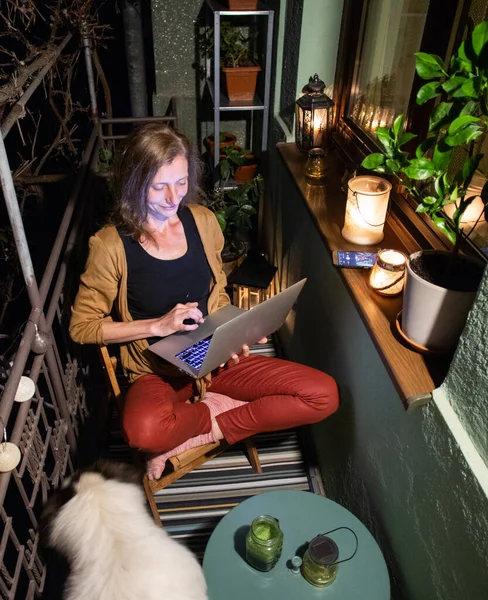 Mujer Trabajando Ordenador Portátil Terraza Noche Verano — Foto de Stock