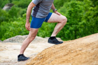 Adam dışarıda egzersiz yapıyor.