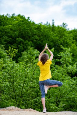 Kadınlar yazın dışarıda yoga yapıyor.