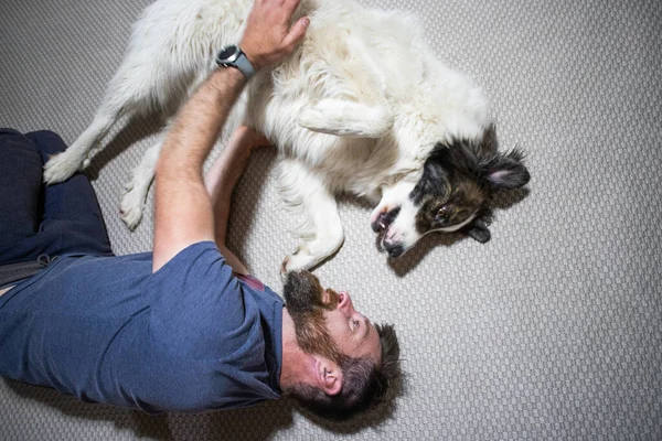 Man Vloer Knuffelen Zijn Hond — Stockfoto