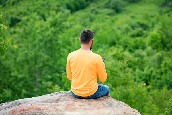 Bonito Homem Sentado Uma Rocha Verde Verão Cenário — Fotografia de Stock