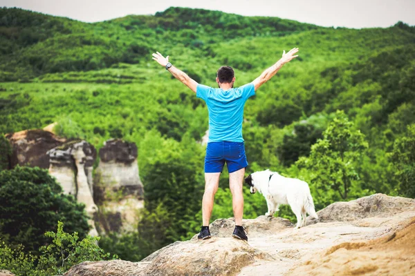 Man Met Zijn Hond Zittend Een Rots Genietend Van Natuur — Stockfoto