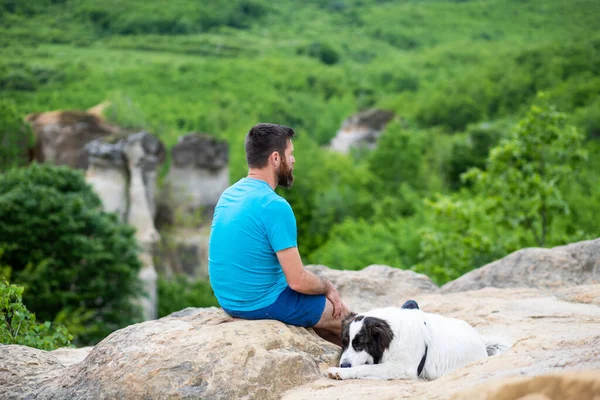 Man Met Zijn Hond Zittend Een Rots Genietend Van Natuur — Stockfoto