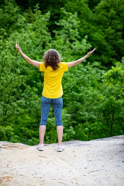 Vrouw Doet Yoga Buiten Zomer — Stockfoto