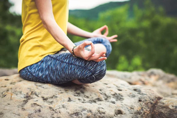 Meditál Lótuszban Pózol Egy Sziklán Nyáron — Stock Fotó