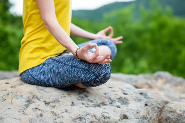 Mulher Meditando Lótus Posar Uma Rocha Verão — Fotografia de Stock