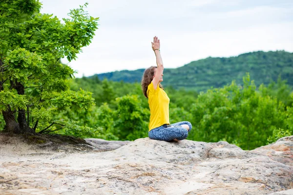 Vrouw Doet Yoga Buiten Zomer — Stockfoto