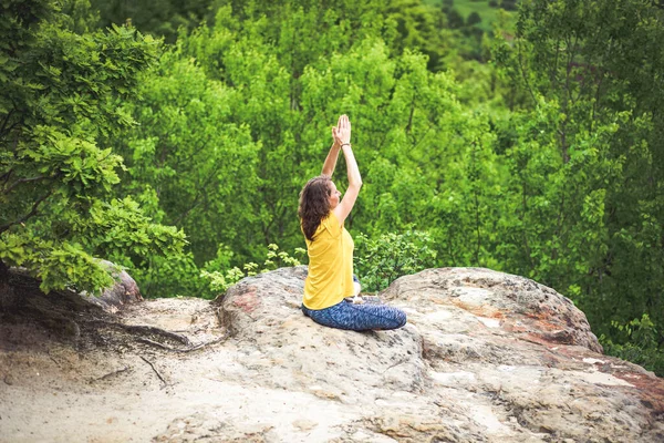 Mujer Haciendo Yoga Aire Libre Verano — Foto de Stock