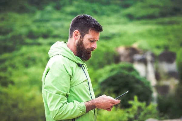 Man Trekking Checking Map Smartphone Summer Scenery — Stock Photo, Image