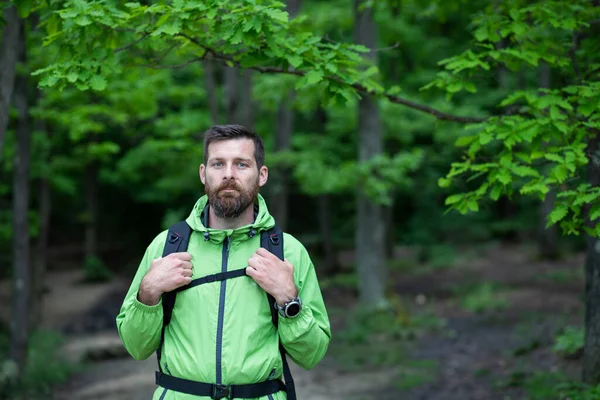 Homme Trekking Dans Forêt Verte — Photo