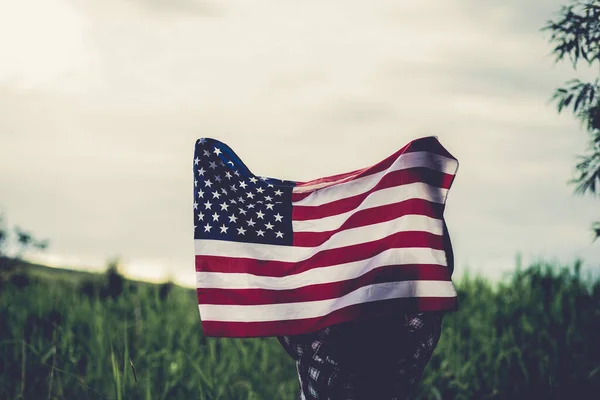 Žena Držící Den Nezávislosti Americké Vlajky — Stock fotografie