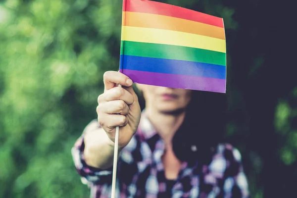 虹の旗を持つ女性Lgbtの権利 — ストック写真