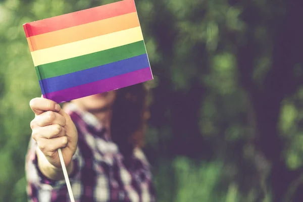 Gökkuşağı Bayrağı Taşıyan Kadın Lgbt Hakları — Stok fotoğraf