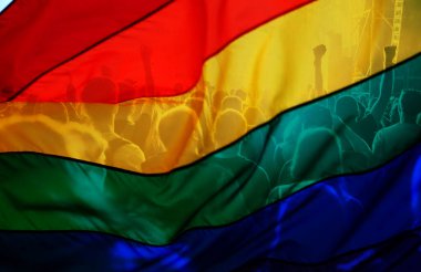 Gökkuşağı bayrağı taşıyan eşcinseller ve lezbiyenler geçit töreninin silueti - sevgi ve hoşgörünün sembolü - Igbt hakları