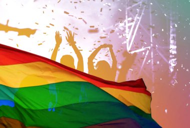 Gökkuşağı bayrağı taşıyan eşcinseller ve lezbiyenler geçit töreninin silueti - sevgi ve hoşgörünün sembolü - Igbt hakları